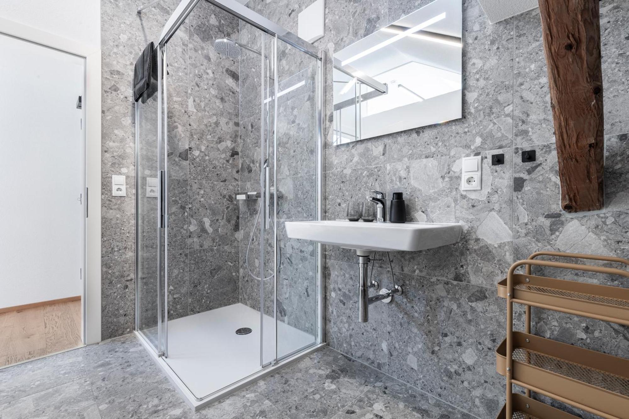 Kiechls Homebase - Adults Only Tarrenz Bilik gambar