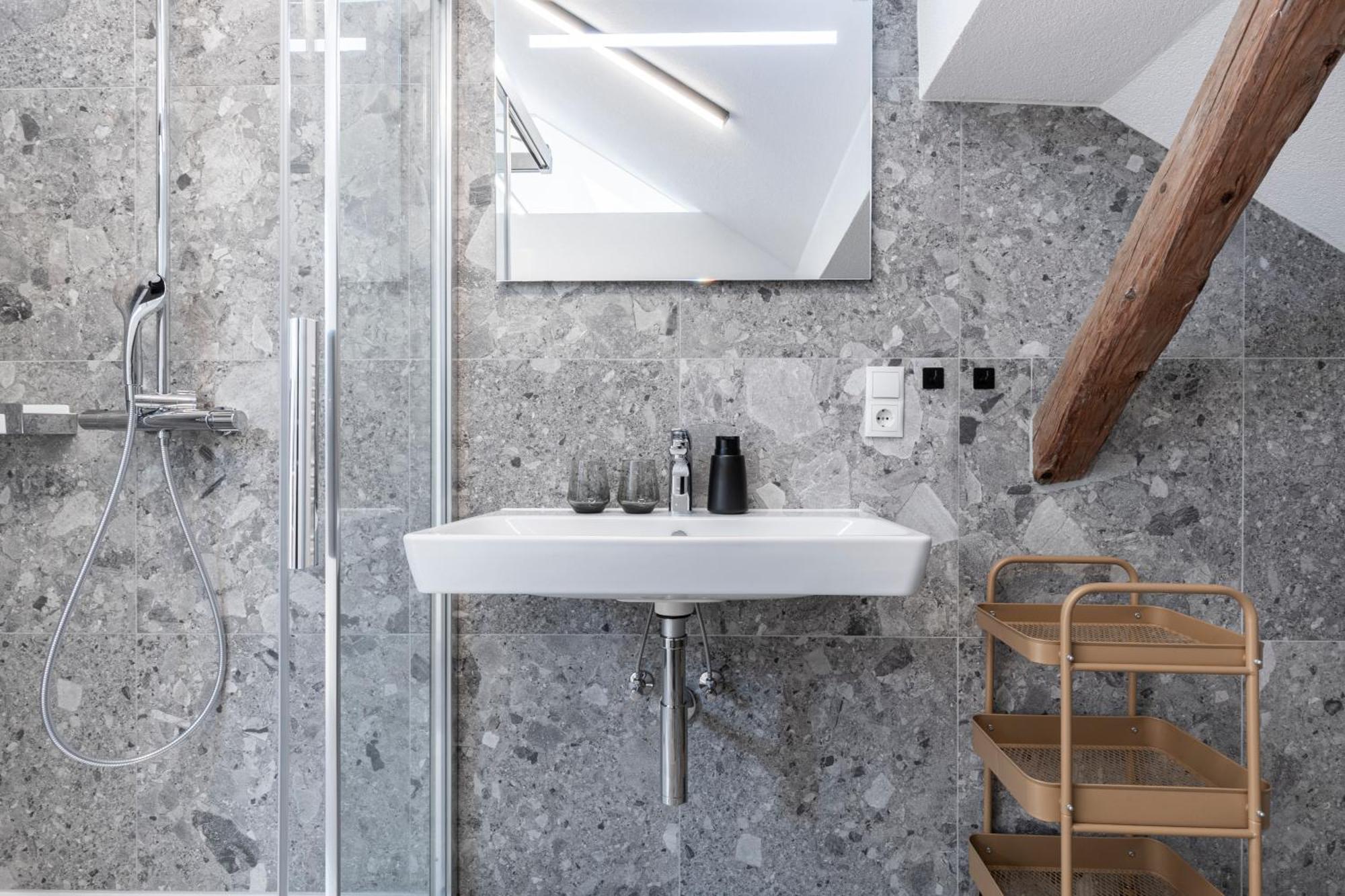 Kiechls Homebase - Adults Only Tarrenz Bilik gambar