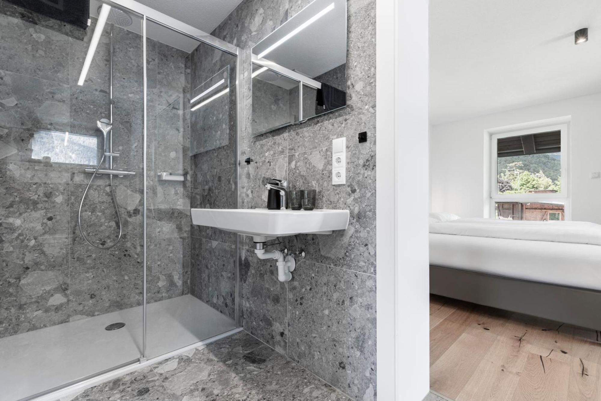 Kiechls Homebase - Adults Only Tarrenz Bilik gambar