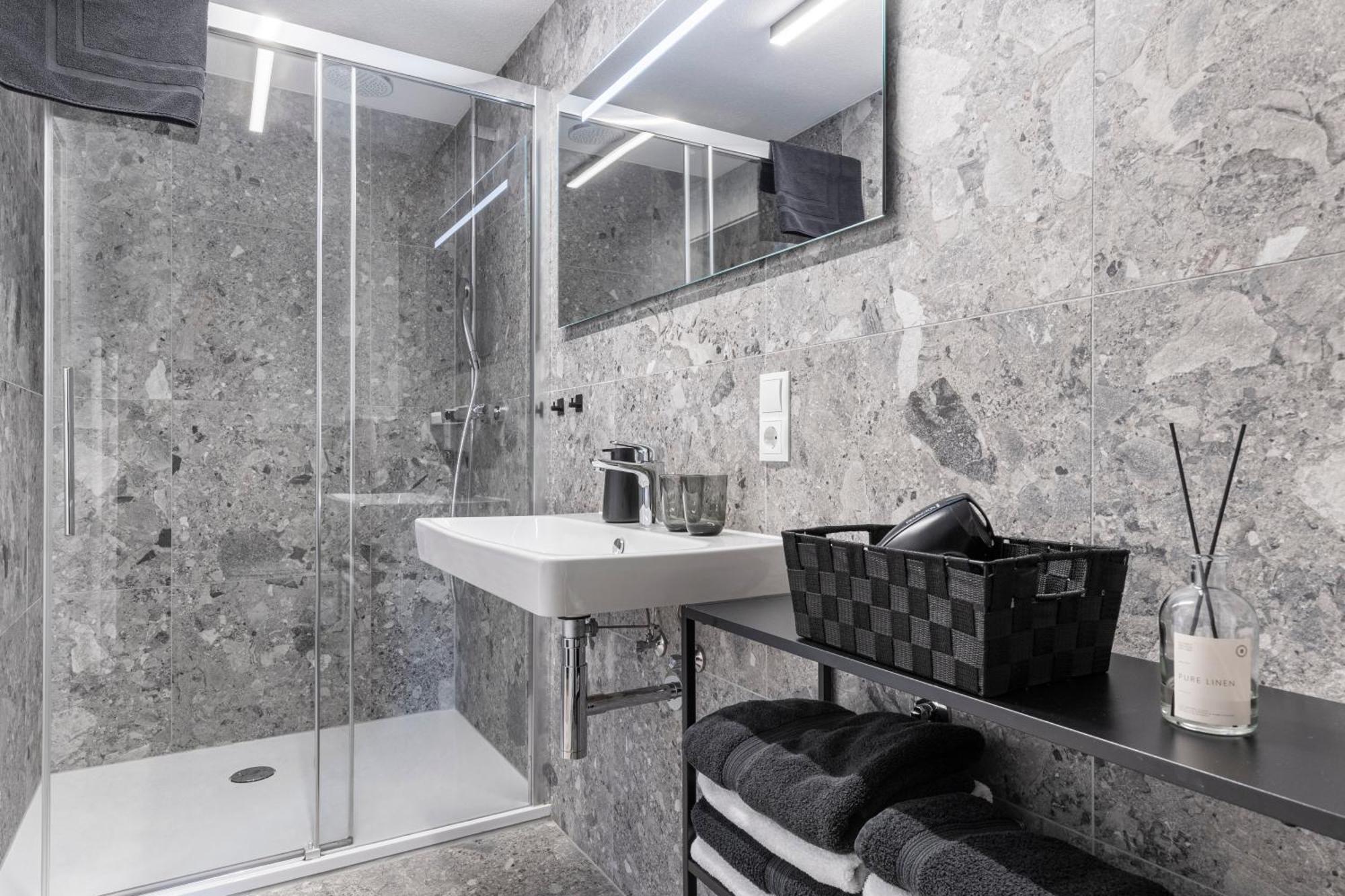 Kiechls Homebase - Adults Only Tarrenz Bilik gambar